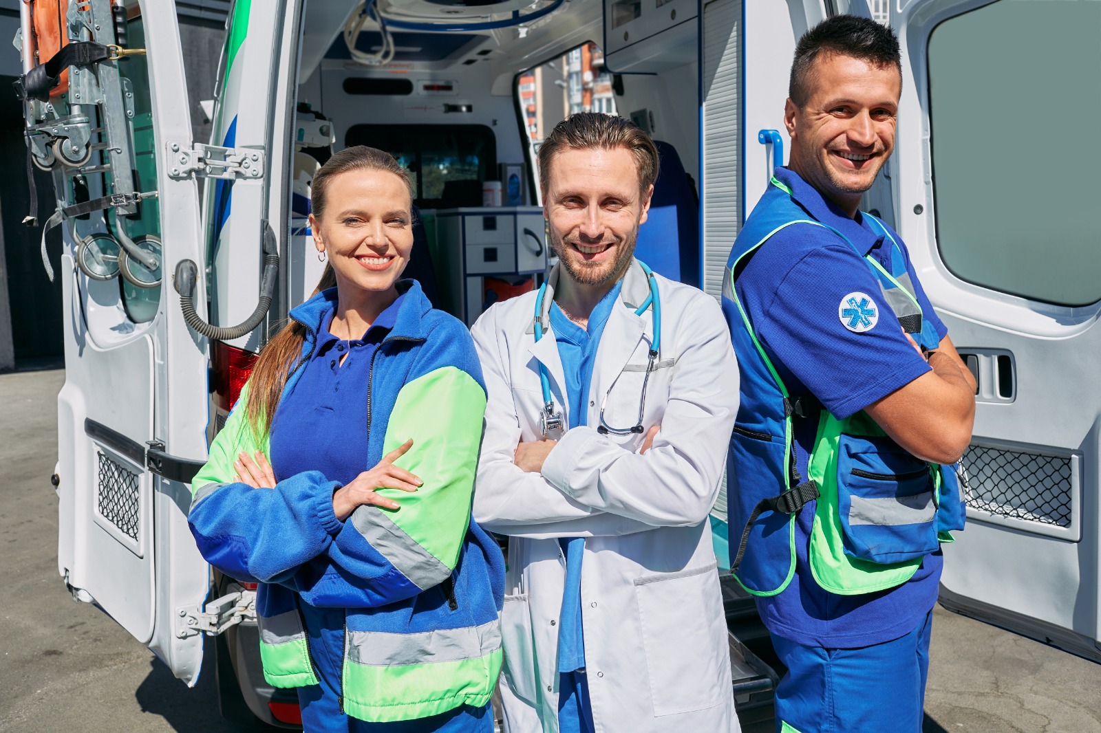 Equipo médico de Sisglobal con ambulancia